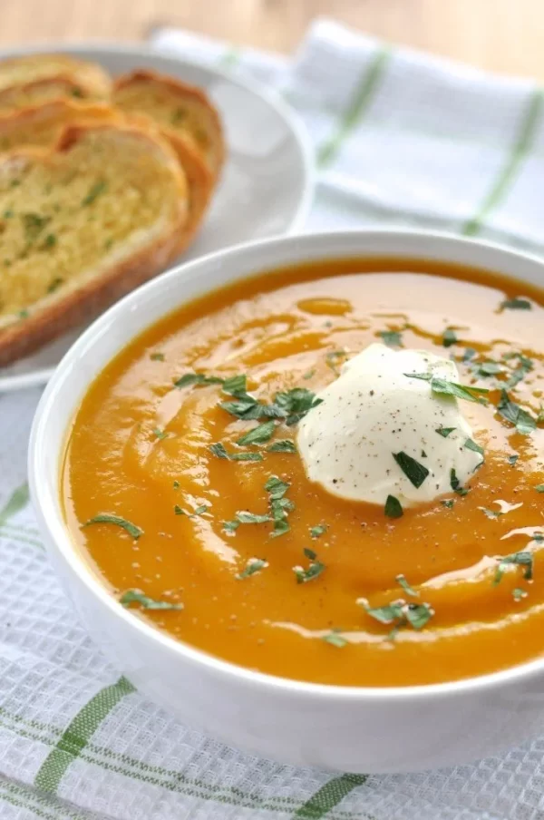 Winter Soup with bread roll